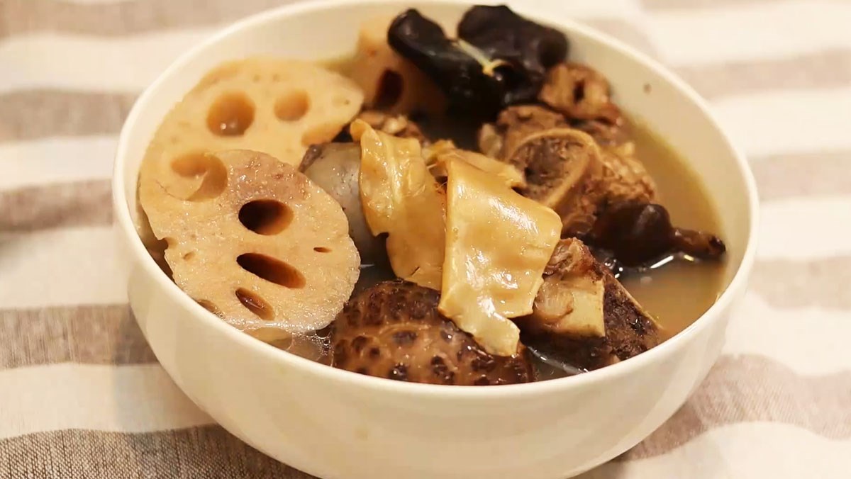 Canh củ sen hầm xương - bổ âm, kiện tỳ, dễ tiêu hóa thích hợp cho người cao tuổi trong mùa thu.