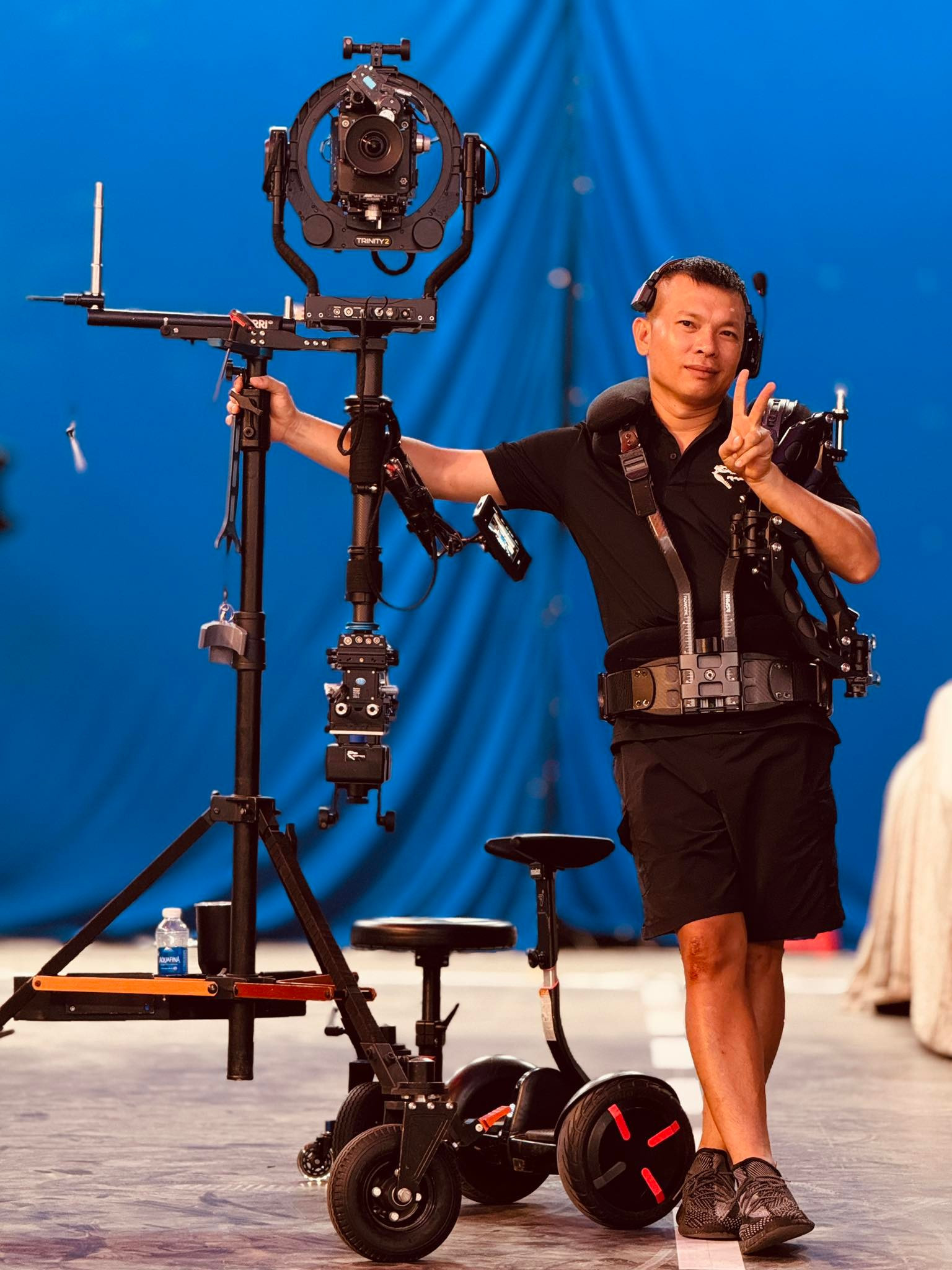 Anh Lê Bảo Hân cùng thiết bị Steadicam trị giá hàng tỷ đồng. Ảnh: FBNV.