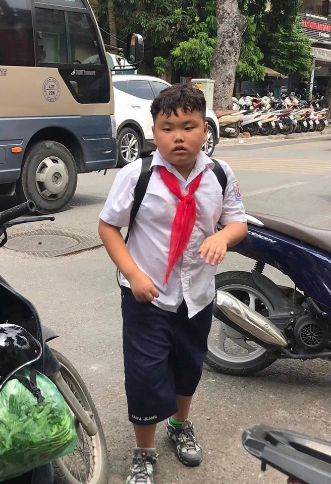 Lớn dần Bi đã bắt đầu chỉnh tề hơn rồi nhưng gương mặt vẫn chưa được hứng khởi cho lắm.