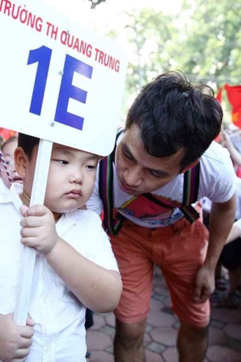 Gương mặt hân hoan của Bi Béo trong ngày khai giảng đầu năm học tiểu học.