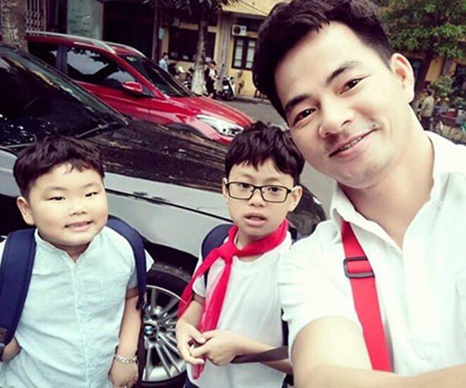 Nghệ sĩ Xuân Bắc luôn cố gắng sắp xếp thời gian đưa con đi Khai giảng đầu năm học.