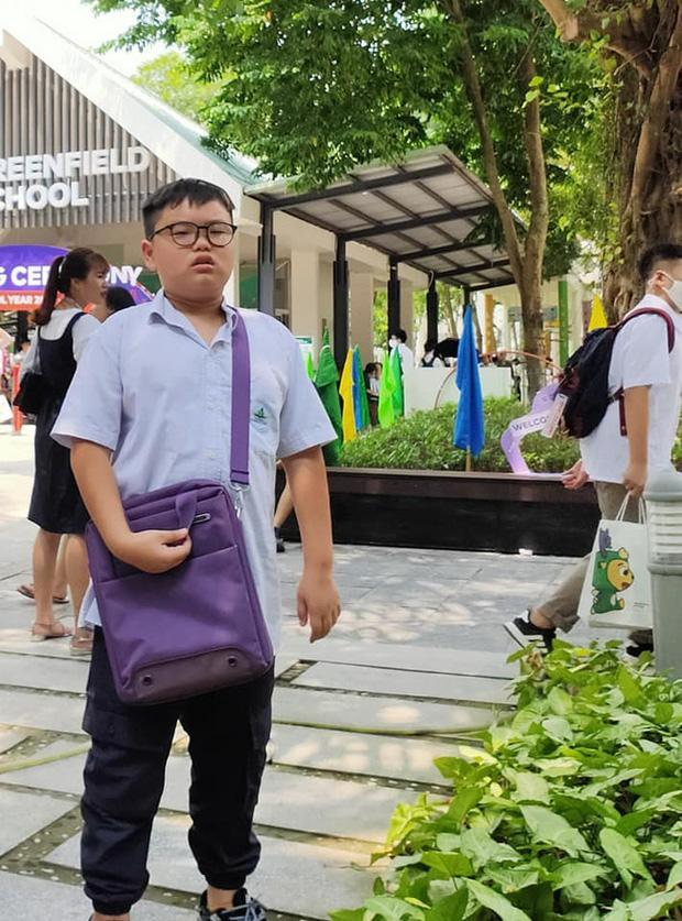 Sang tới năm sau, vẫn gương mặt khó chịu như vậy. Bi đã không thích chụp ảnh rồi mà bố Bắc vui quá, cứ thích có kỉ niệm nên Bi đành chiều vậy.