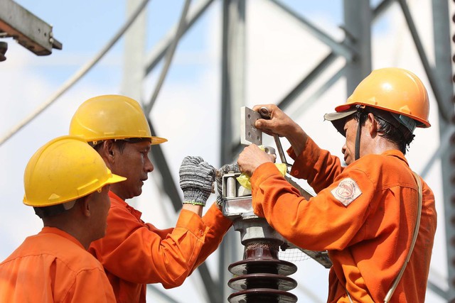 Hóa đơn tiền điện tháng 8 của nhiều gia đình tăng cao.