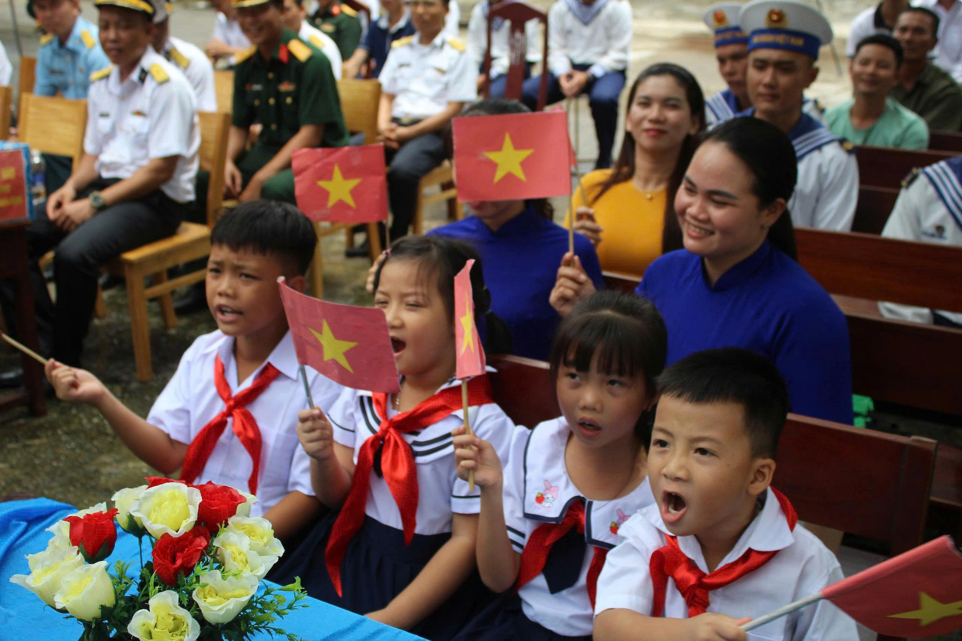 Nét hồn nhiên của trẻ nhỏ trong ngày khai trường