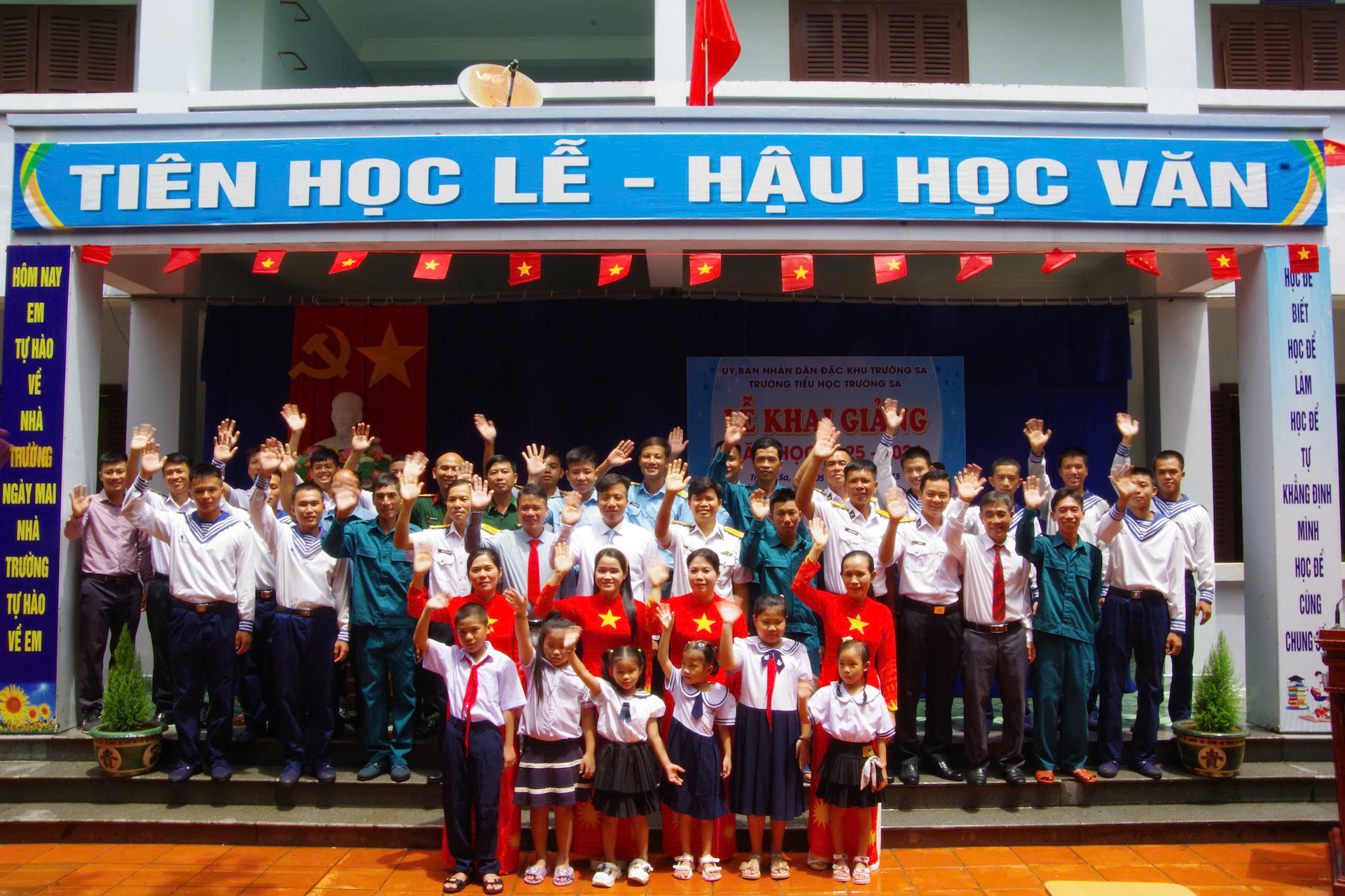 Tiếng trống trường ngân vang nơi đồng phục học sinh hoà vào màu áo lính - 6