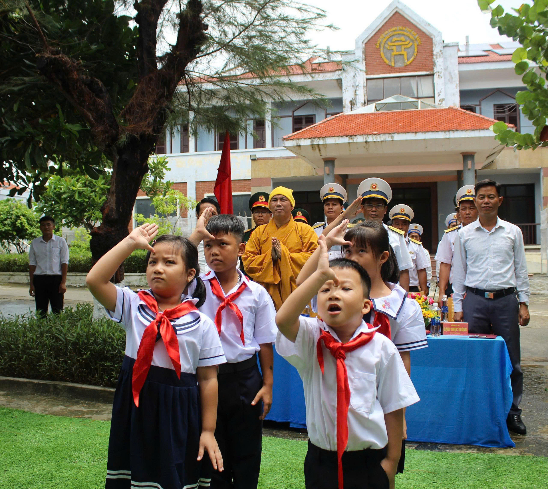 Các lực lượng trên đảo tới dự lễ khai giảng năm học mới