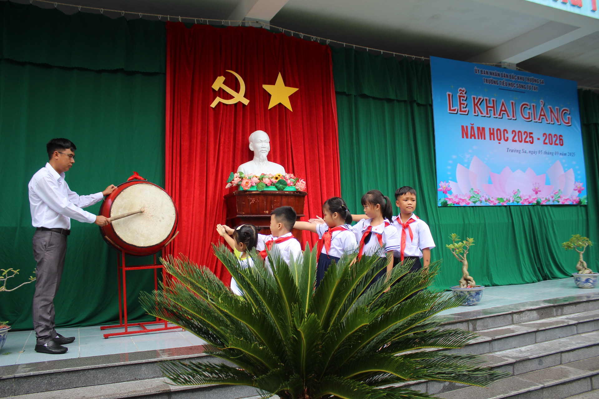 Tiếng trống trường vang lên giữa mảnh đất xa xôi chập chờn trên sóng nước Trường Sa