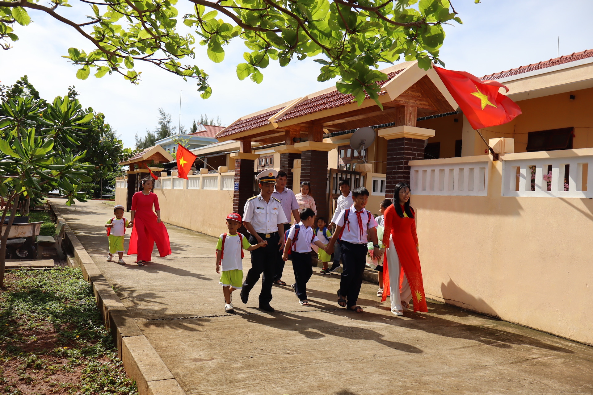 Học sinh tung tăng tới trường trên đảo Đá Tây