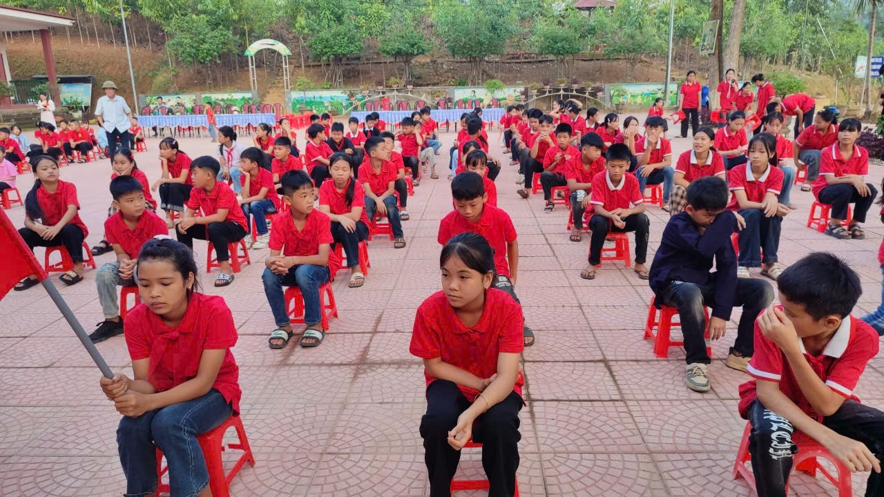 Lễ khai giảng xúc động với những học sinh đặc biệt ở làng Nủ - 2