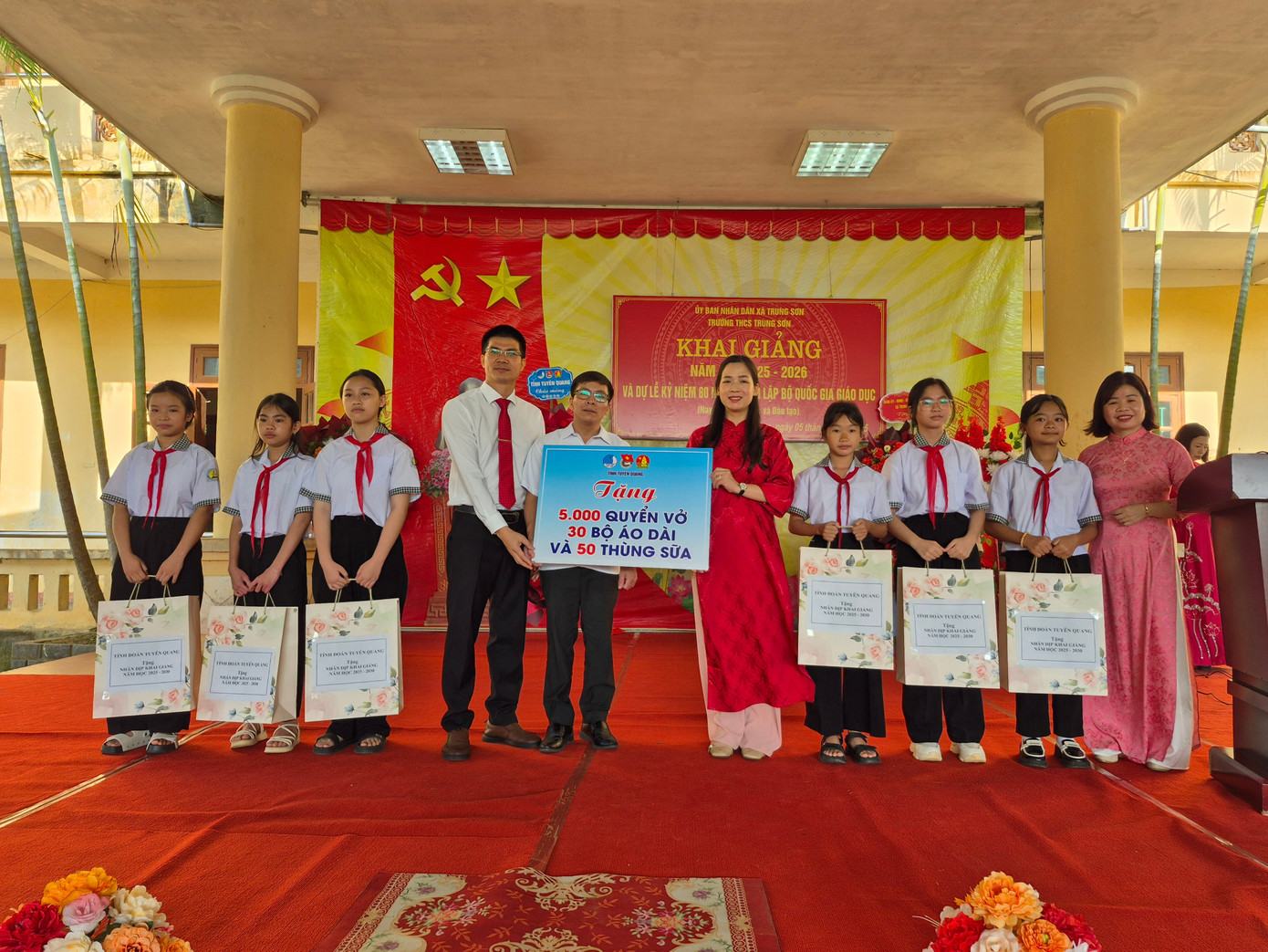 Tỉnh Đoàn Tuyên Quang trao quà trong buổi lễ.