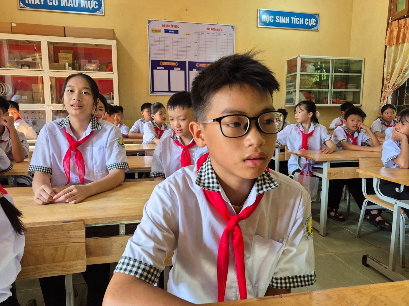 Em Thèn Văn Thiện trong buổi khai giảng.
