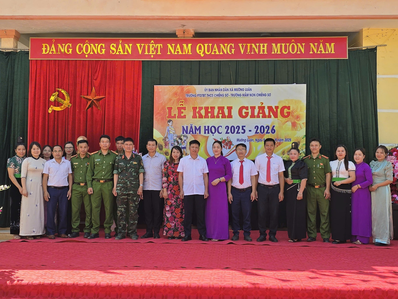 Lễ khai giảng xúc động với những học sinh đặc biệt ở làng Nủ - 10
