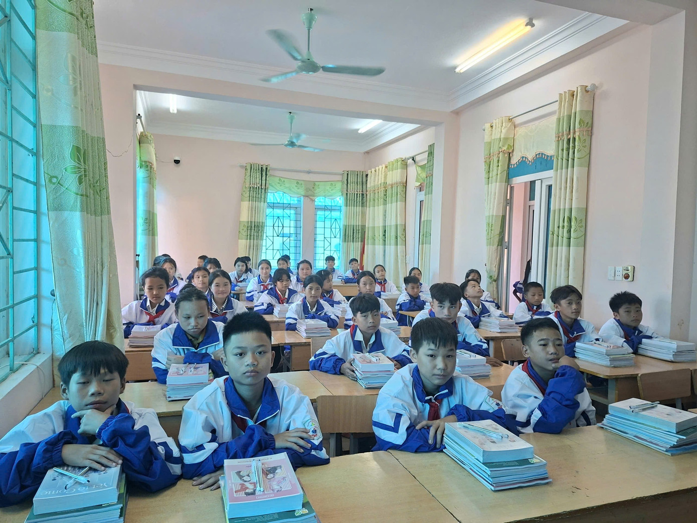 Lễ khai giảng đặc biệt của trường Phổ thông dân tộc bán trú THCS Chiềng Sơ.