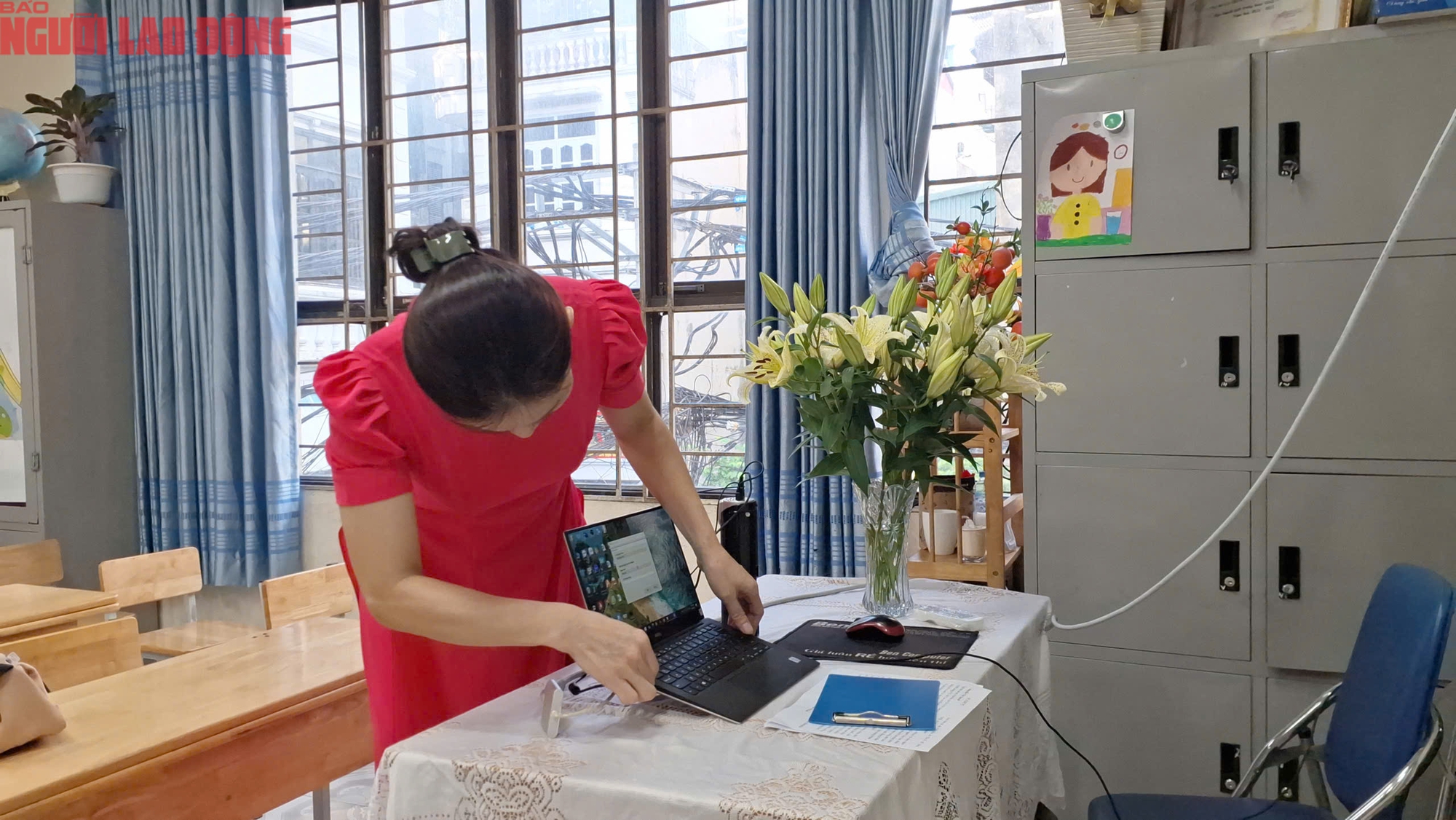 Cô giáo kiểm tra và chuẩn bị kết nối để học sinh dự lễ khai giảng trực tuyến với điểm cầu Trung ương. Ảnh: Văn Duẩn
