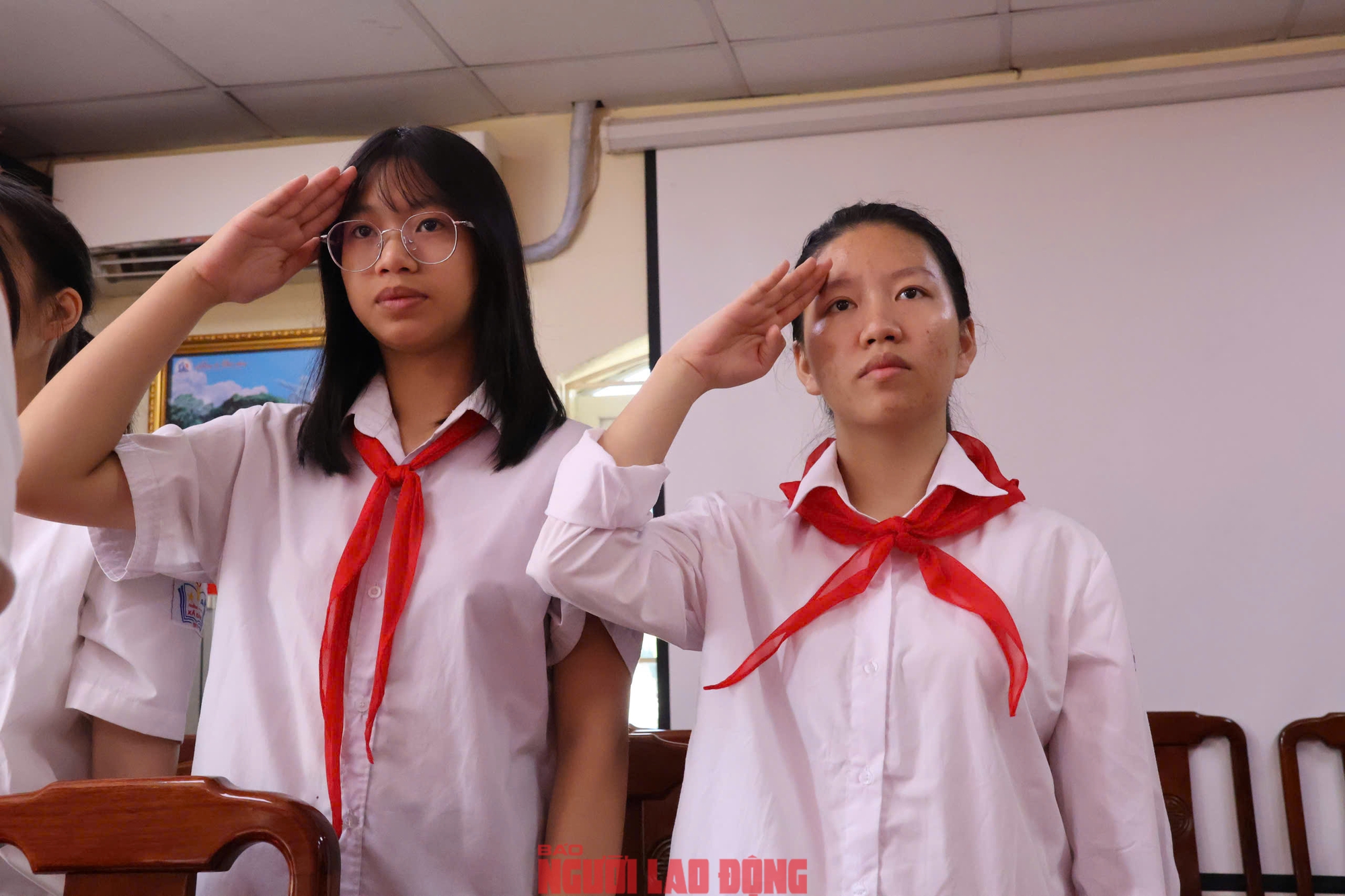 Học sinh Trường PTCS Xã Đàn chào cờ và hát Quốc ca bằng ngôn ngữ cử chỉ. Ảnh: Hải Anh