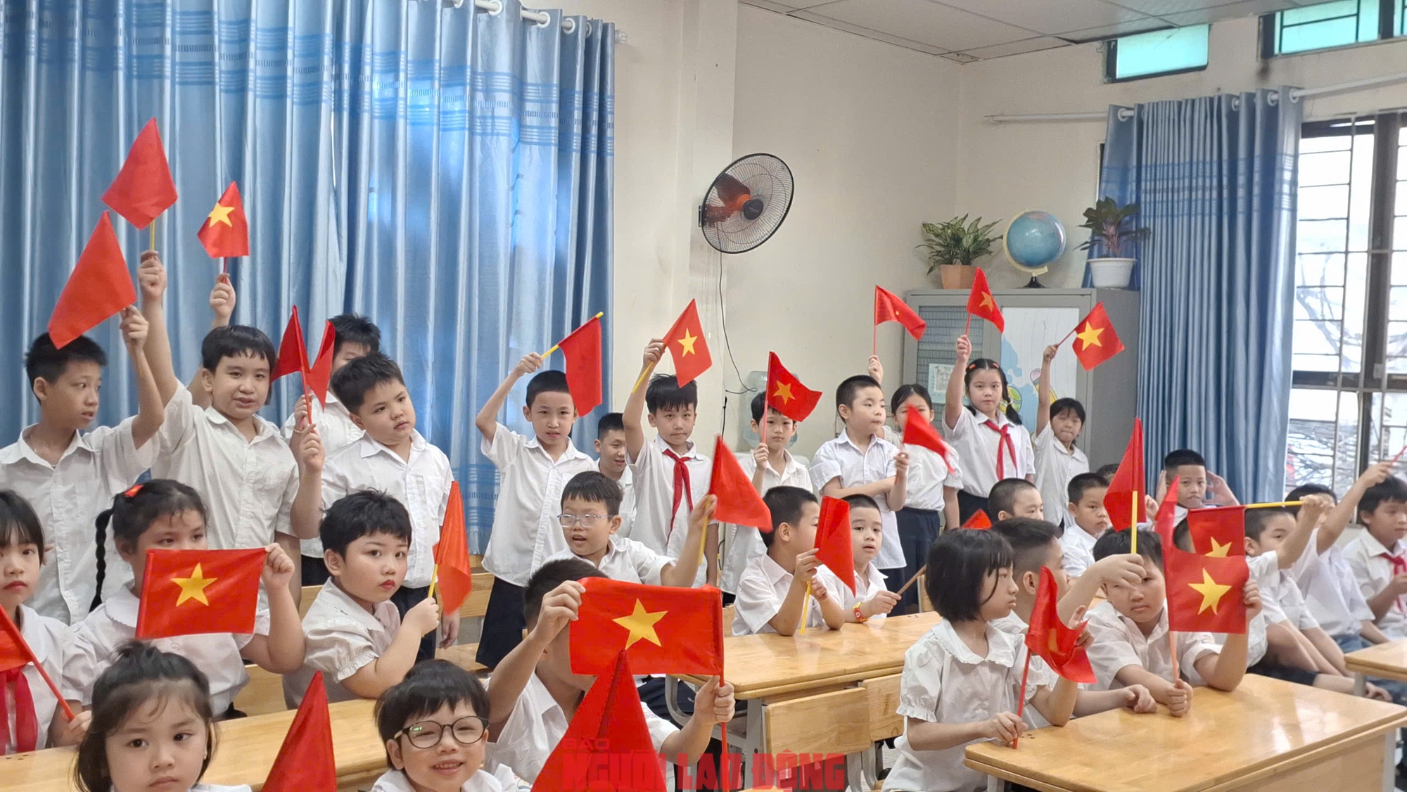 Phụ huynh đưa con đến trường và niềm vui của học sinh trong lễ khai giảng. Ảnh: Hải Anh