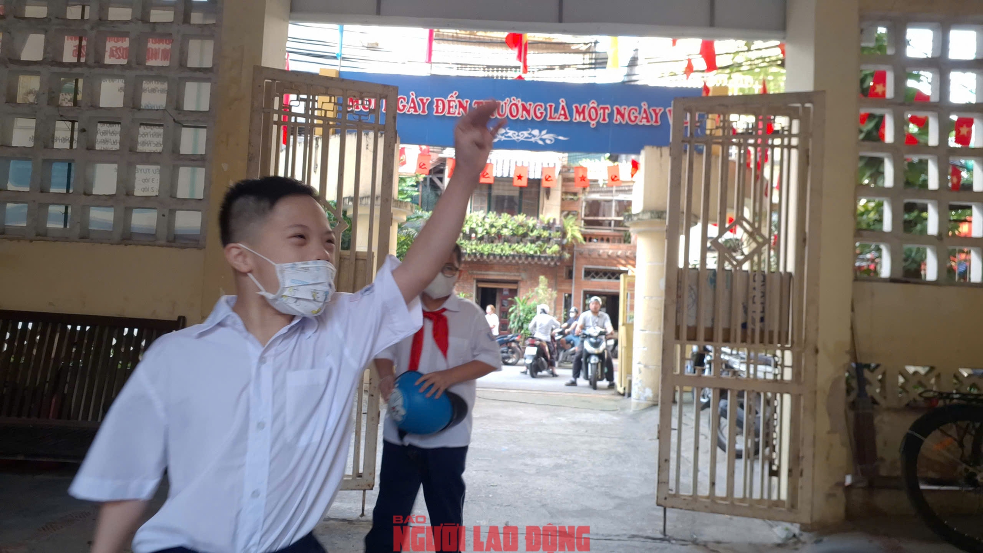 Học sinh theo học nơi đây phần lớn là những em khiếm thính, hoặc bị câm, điếc bẩm sinh hoặc vì bệnh tật nào đó mà không thể nghe, nói bình thường, giao tiếp chủ yếu bằng ngôn ngữ cử chỉ. Ảnh: Hải Anh