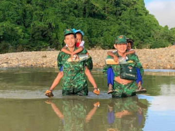 Xúc động hình ảnh bộ đội biên phòng cõng học sinh qua suối đến trường khai giảng năm học mới