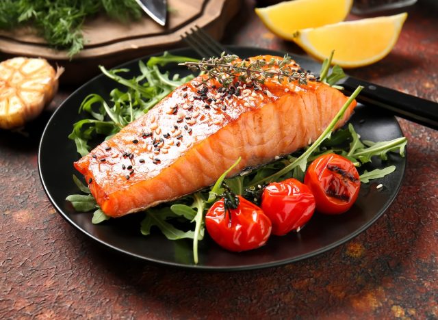 Cá hồi chứa acid béo omega-3, một dưỡng chất quan trọng giúp giảm viêm và tăng tốc độ phục hồi cơ bắp sau luyện tập.