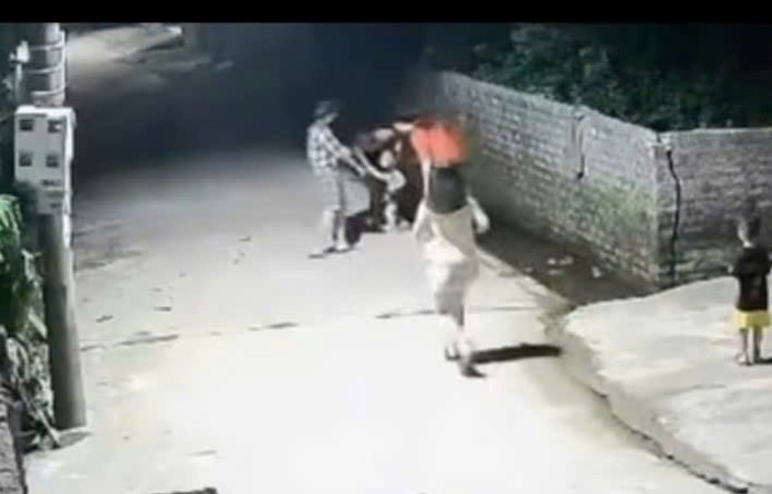 Cháu bé được người lớn cứu sống nhờ sự nhanh trí của anh trai