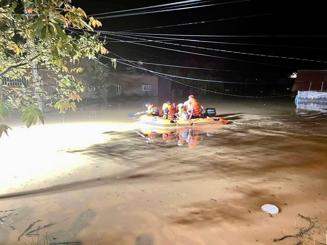 Lực lượng chức năng dùng xuồng di dời người dân xuyên đêm.