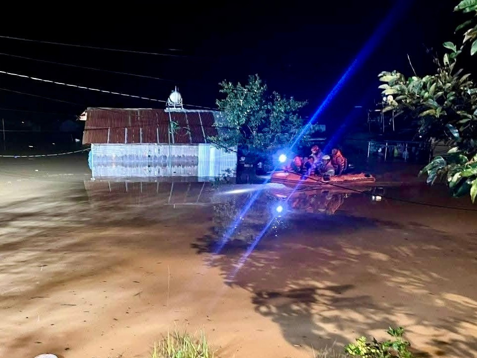 Lực lượng chức năng sơ tán người dân khỏi khu vực bị ngập lụt.