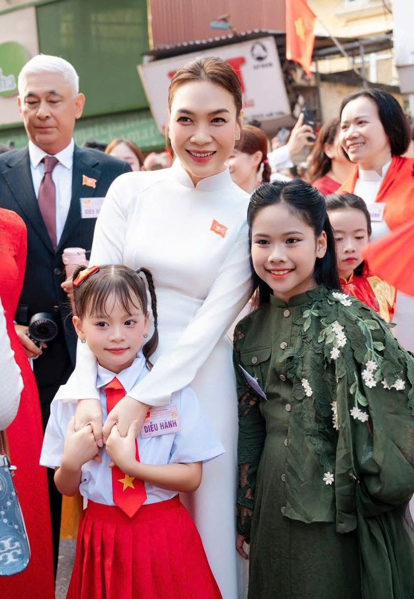 Ca sĩ Mỹ Tâm và nam vệ sĩ kề cận gây chú ý. 