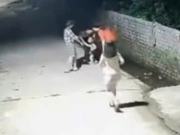 VIDEO: Bé trai 4 tuổi nhanh trí hô hoán người lớn cứu em 2 tuổi rơi xuống mương nước