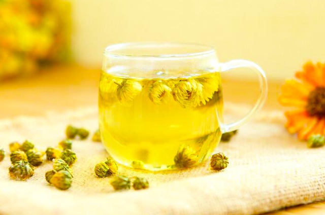 Trà hoa cúc giúp làm dịu chứng ợ nóng.