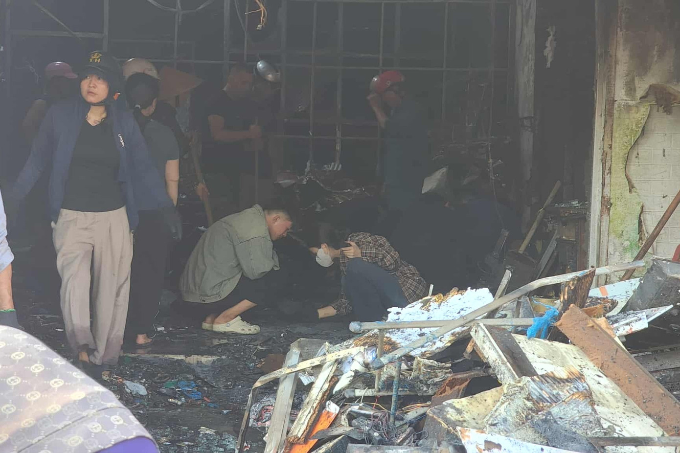 Vụ cháy đã thiêu rụi nhiều tài sản của cửa hàng điện thoại.