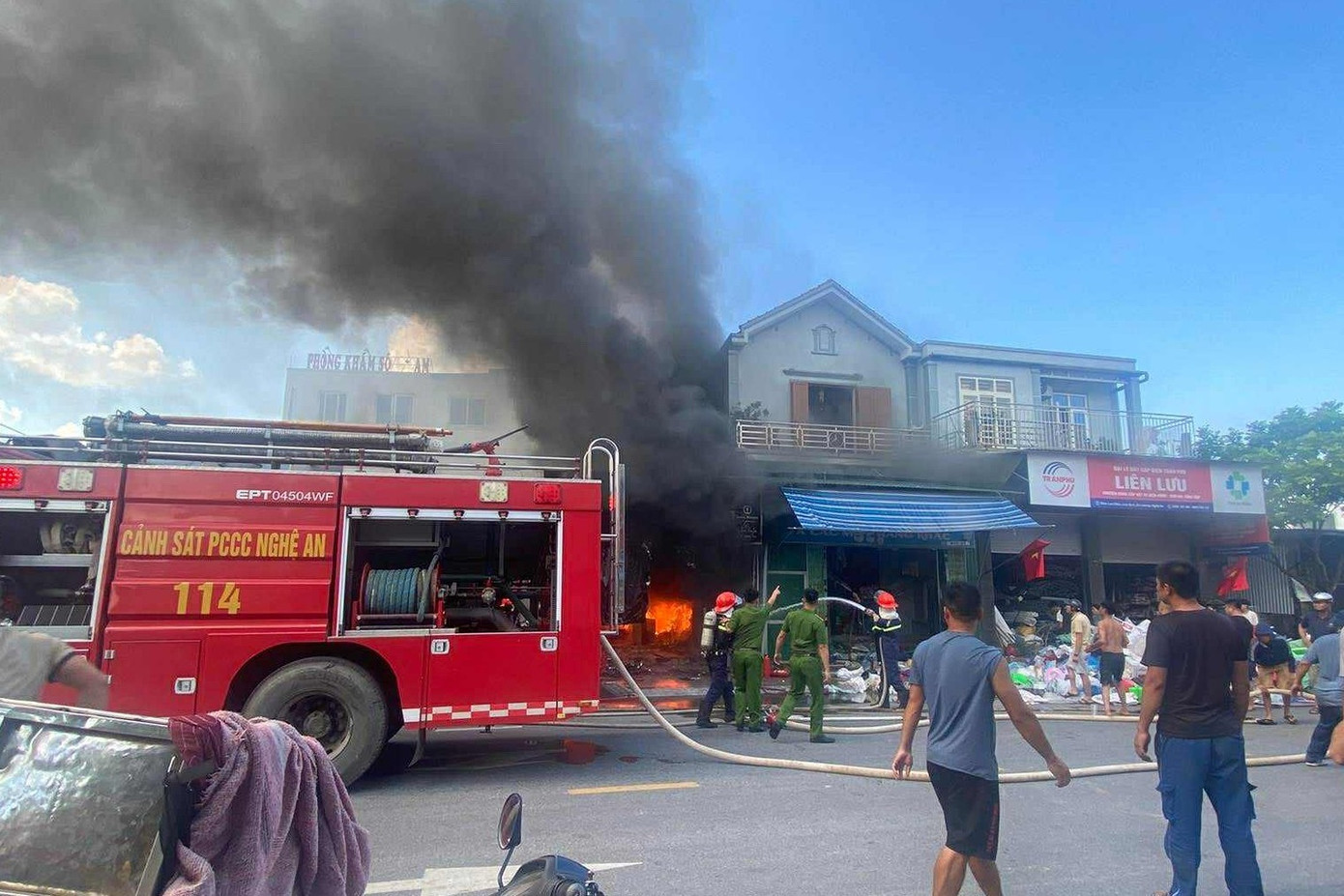 Hiện trường vụ cháy cửa hàng điện thoại ở xã Đô Lương