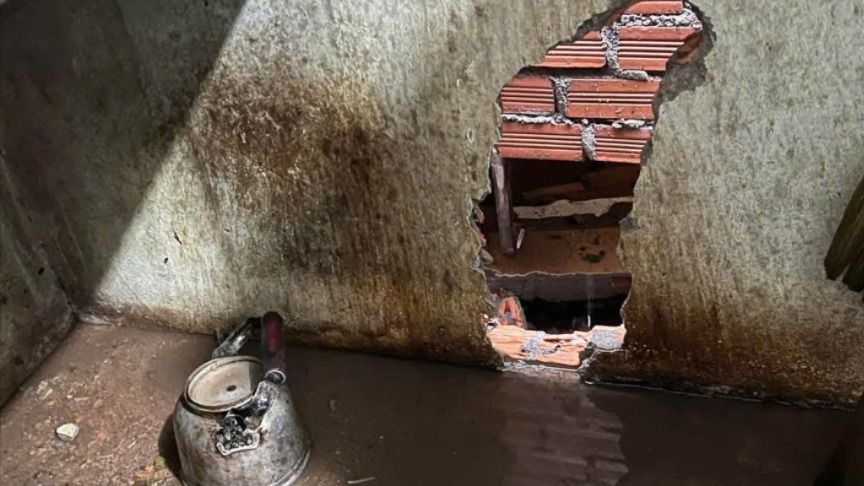 Người dân phải đục tường để cho nước thoát. Ảnh: N.D
