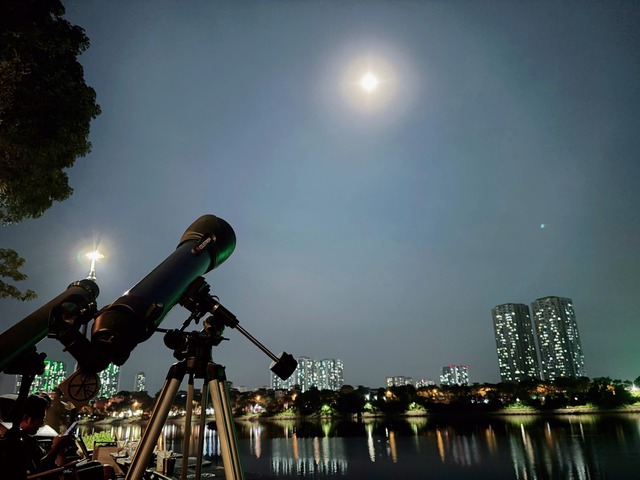 Hội Thiên văn và Vũ trụ học Việt Nam *VACA) chuẩn bị dụng cụ kính thiên văn để quan sát nguyệt thực toàn phần.