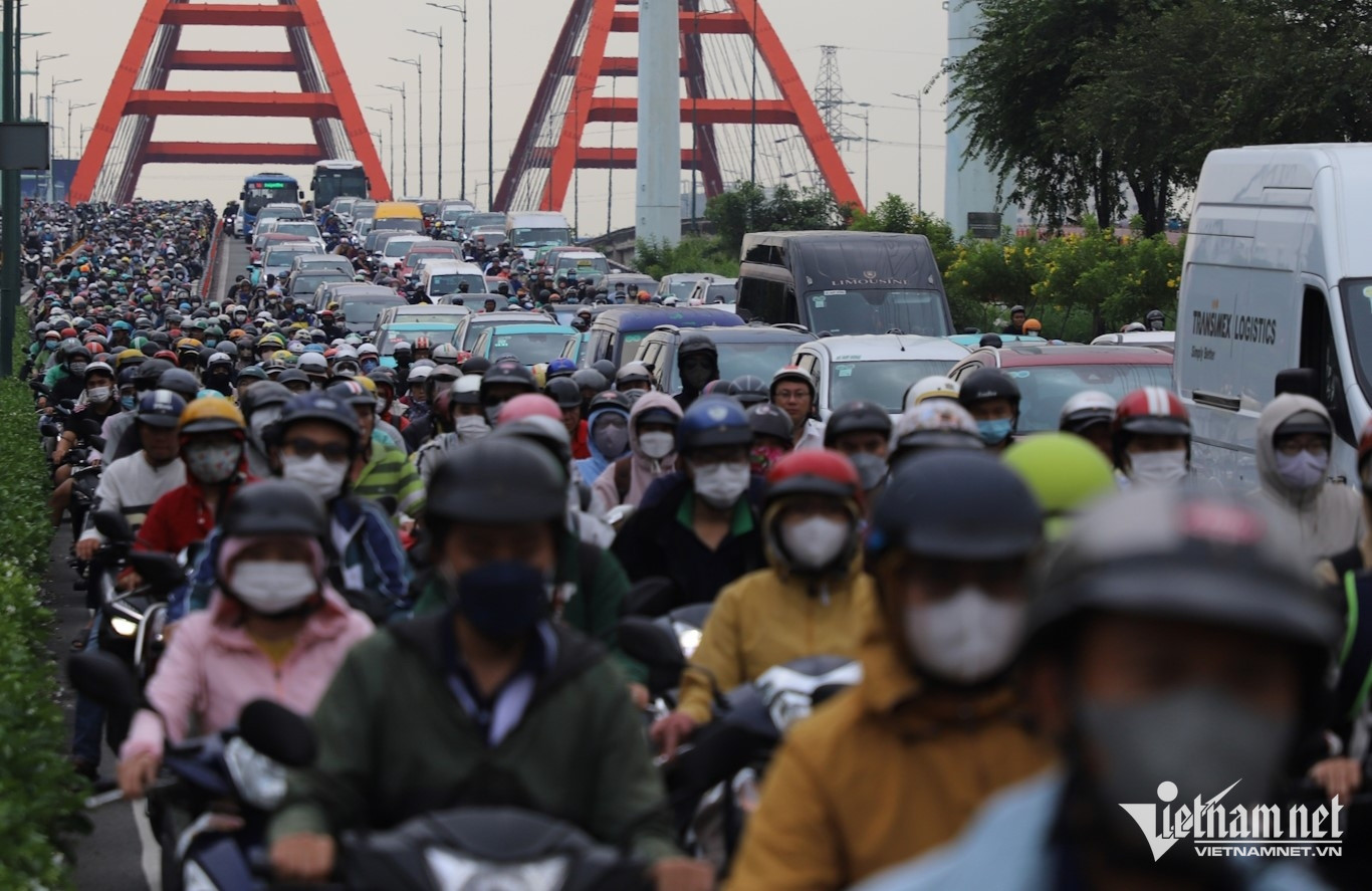 Cửa ngõ TPHCM amp;#34;chết đứngamp;#34;, nghìn người amp;#34;chôn chânamp;#34; trong khói bụi sáng đầu tuần - 4