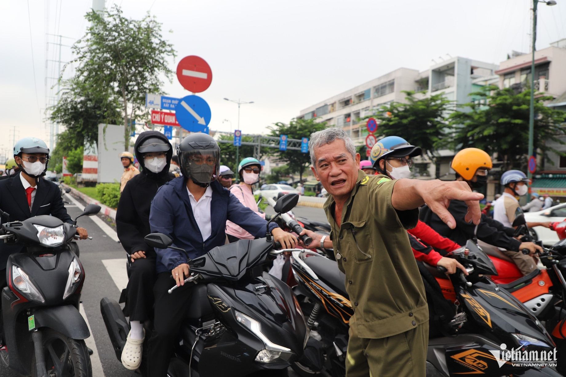 Cửa ngõ TPHCM amp;#34;chết đứngamp;#34;, nghìn người amp;#34;chôn chânamp;#34; trong khói bụi sáng đầu tuần - 7