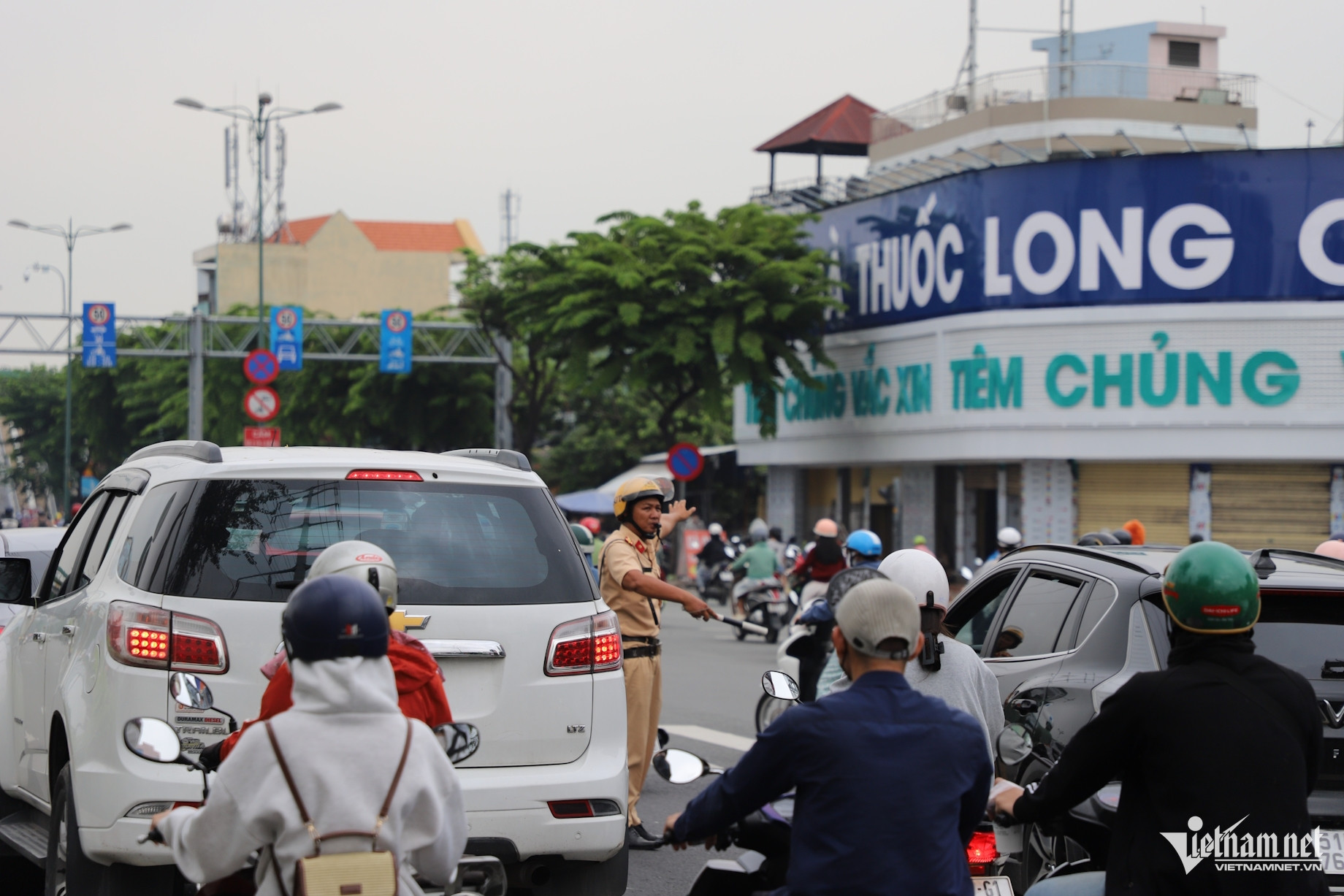 Cửa ngõ TPHCM amp;#34;chết đứngamp;#34;, nghìn người amp;#34;chôn chânamp;#34; trong khói bụi sáng đầu tuần - 8