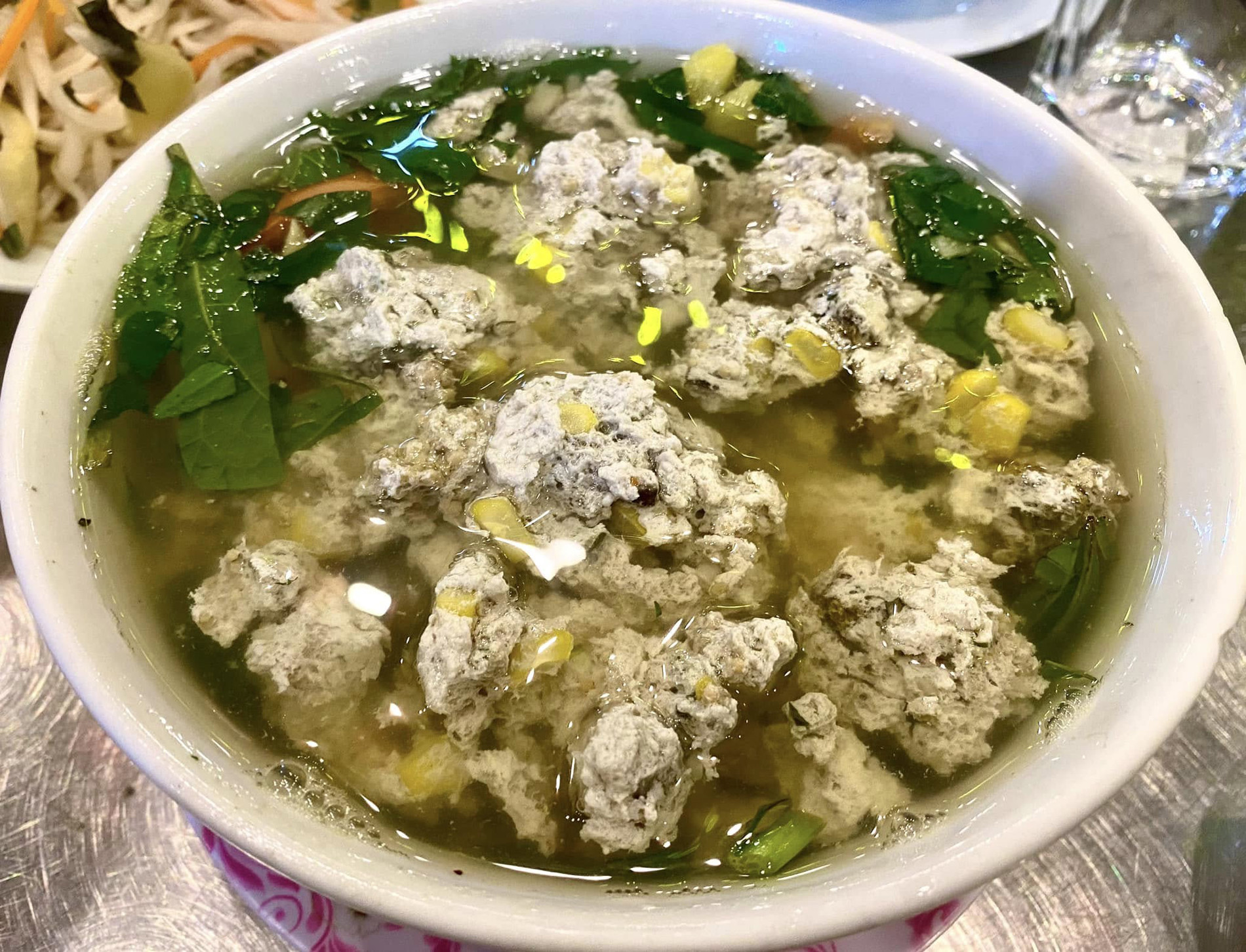 4/7 món ăn từ sam mà anh Thắng thưởng thức ở Quảng Yên, gồm thịt sam xào măng, chân sam chua ngọt, đùi sam chiên và canh tiết sam. Ảnh: Nguyen Thang