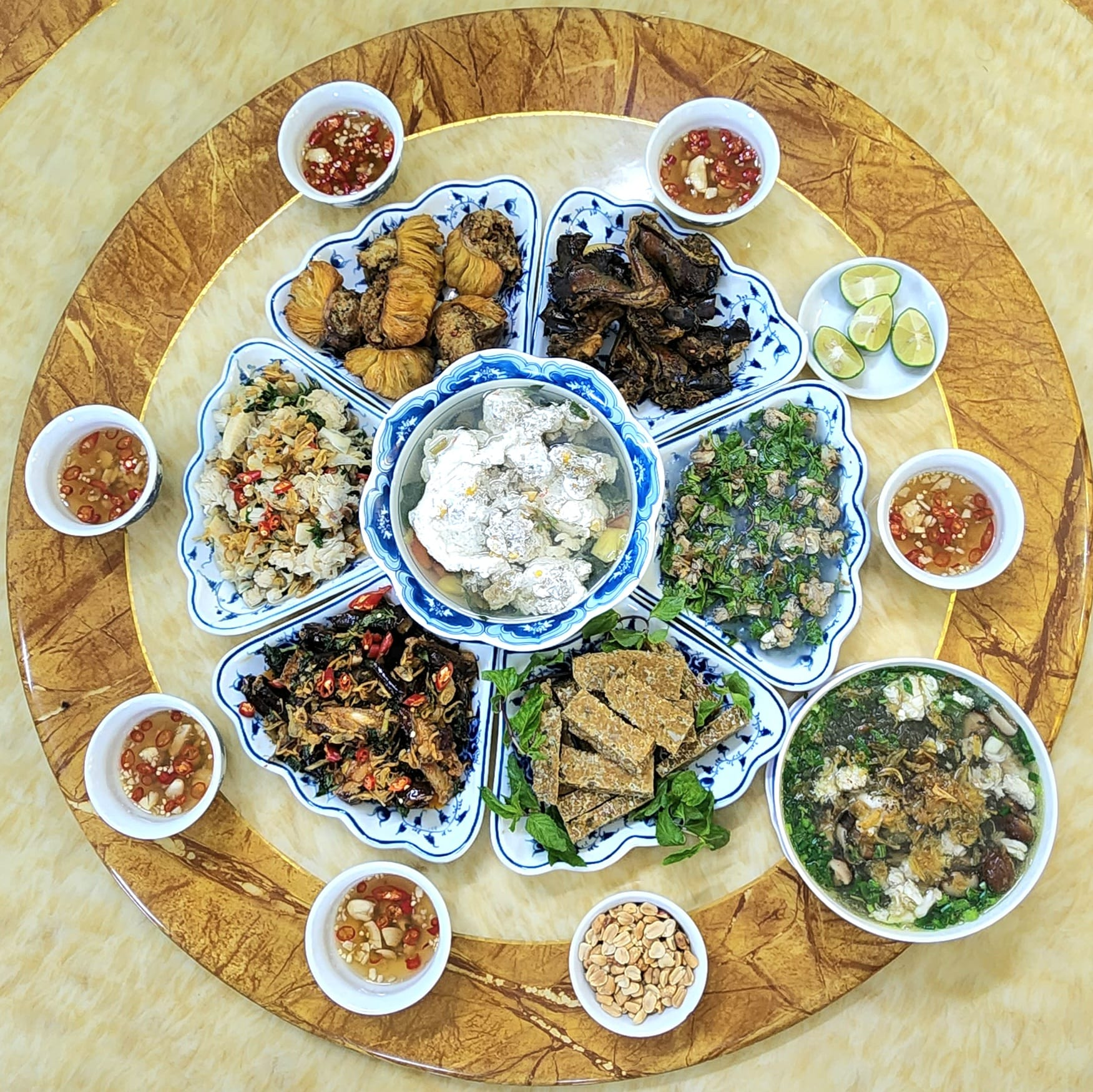 Với bàn 6 người, mỗi khách chỉ phải trả 270.000 – 300.000 đồng là có thể trải nghiệm đặc sản sam 7 món ở Quảng Yên. Ảnh: Đình Dũng