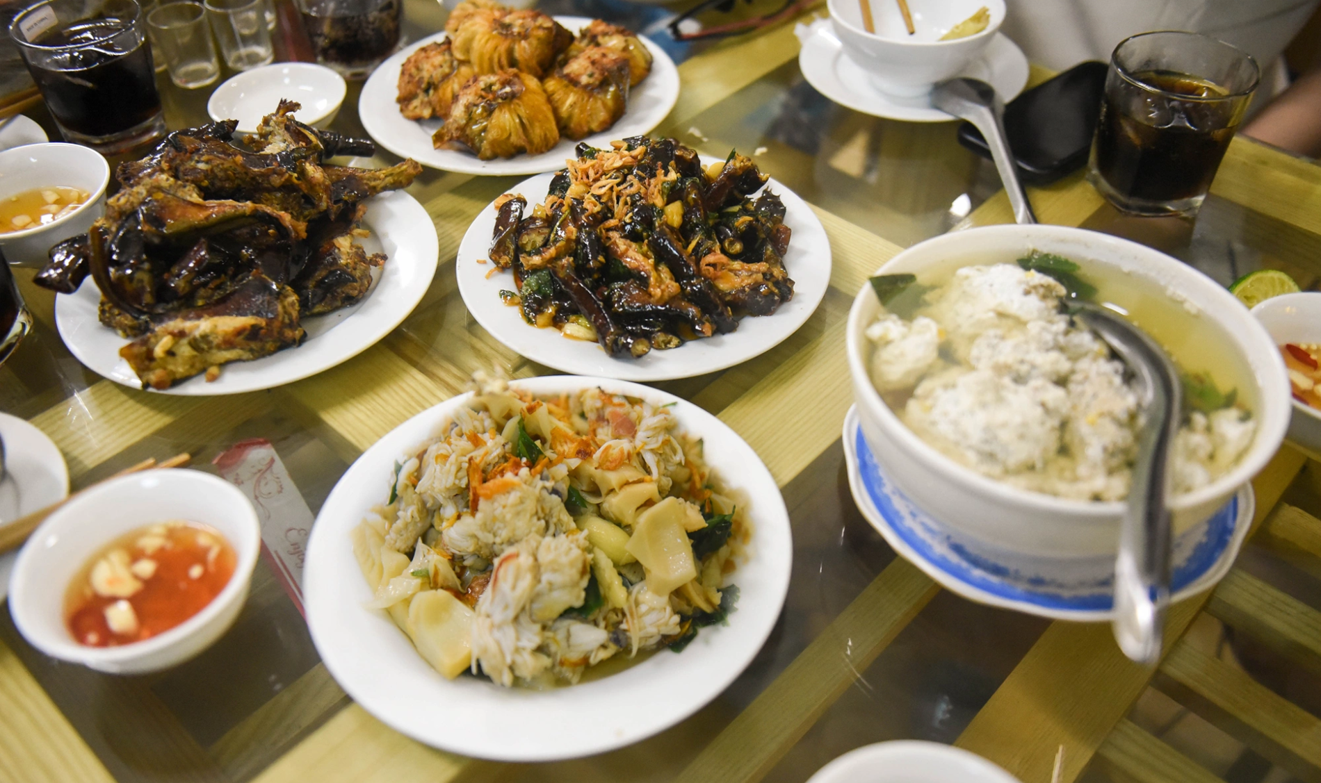 Chỉ với 300.000 đồng/người, thực khách có thể trải nghiệm nhiều món đặc sản hấp dẫn từ sam ở Quảng Ninh. Ảnh: Dang Doan Sang