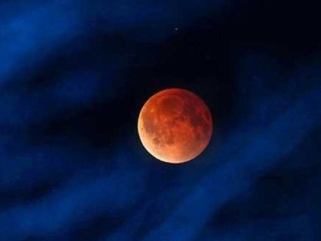Chiêm ngưỡng Mặt Trăng đỏ thẫm trong nguyệt thực toàn phần đêm qua