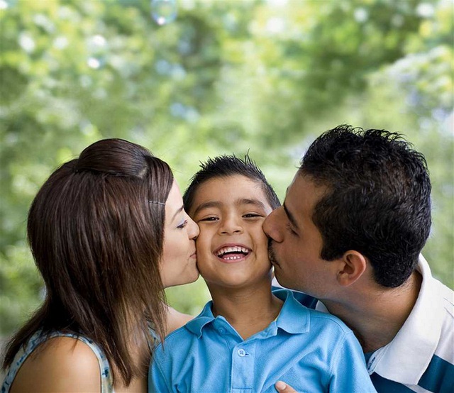 Đứa trẻ biết cách yêu và được yêu sẽ luôn cảm nhận được hạnh phúc. Ảnh minh họa