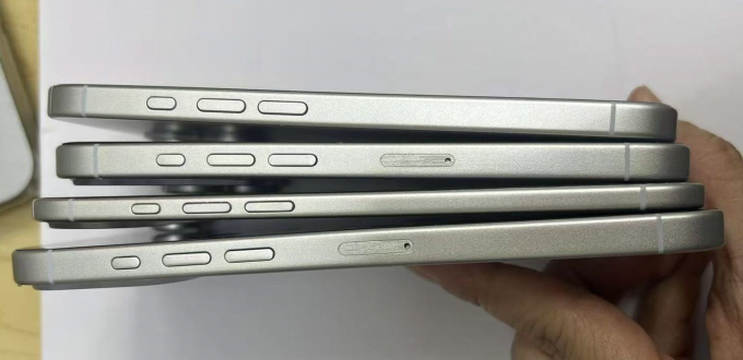 Mô hình bốn mẫu iPhone 17, từ trên xuống gồm iPhone 17, 17 Pro, 17 Air, 17 Pro Max. Ảnh: MacRumors