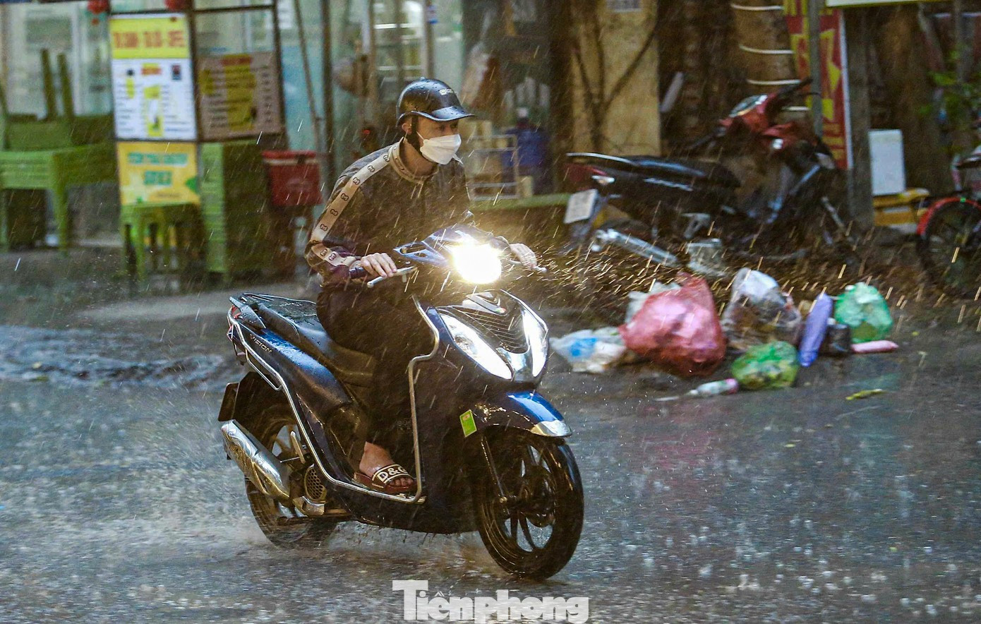 Miền Bắc tiếp tục mưa dông từng đợt trong hôm nay (10/9).