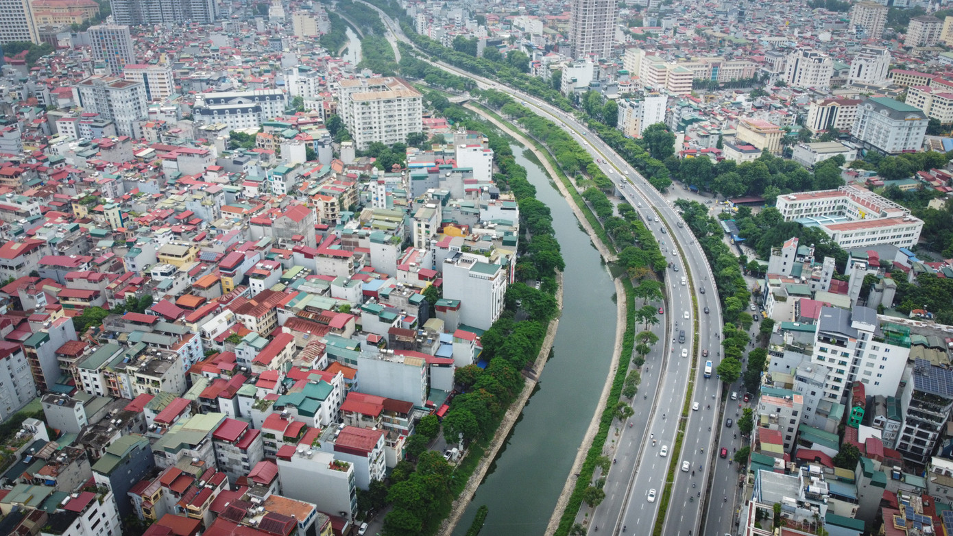 Sông Tô Lịch dài khoảng 14 km, bắt đầu từ phường Nghĩa Đô, quận Cầu Giấy chảy về phía nam thành phố và ra sông Nhuệ đoạn xã Hữu Hòa, huyện Thanh Trì. Do không có nguồn nước bổ cập, những năm qua con sông trở thành nơi thoát nước thải và một phần của nước mưa vào mùa mưa. Hà Nội đã có nhiều kế hoạch khắc phục ô nhiễm sông Tô Lịch nhưng đều không hiệu quả.