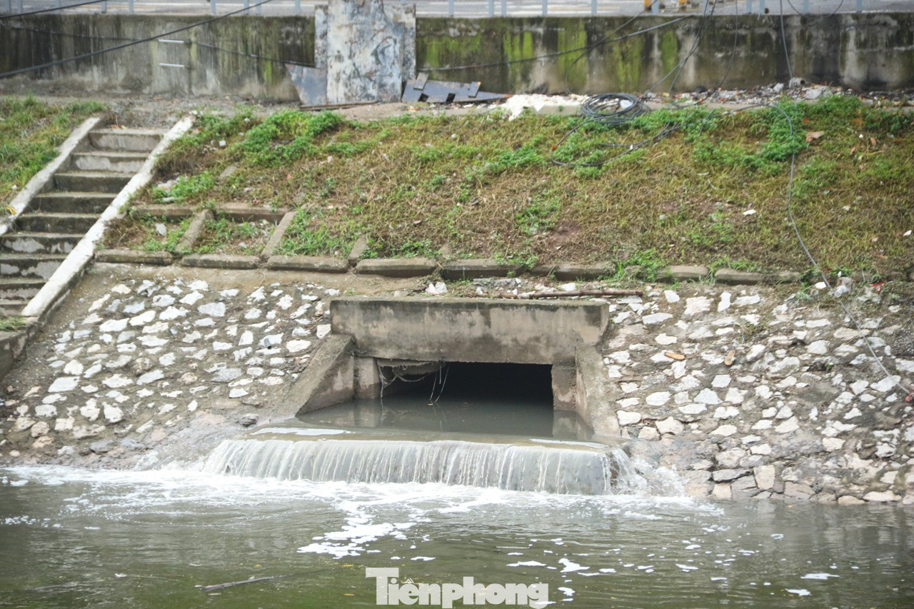 Người dân hồ hởi vợt cá sau khi sông Tô Lịch được bổ cập nước từ Hồ Tây - 14