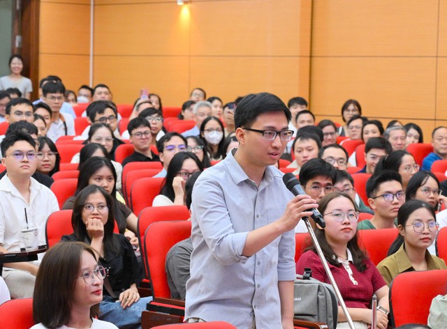 Khoảnh khắc Vũ Ngọc Duy, Thủ khoa Bác sĩ Nội trú 2025, tại Ngày đăng ký chuyên ngành Bác sĩ nội trú của Trường Đại học Y Hà Nội.