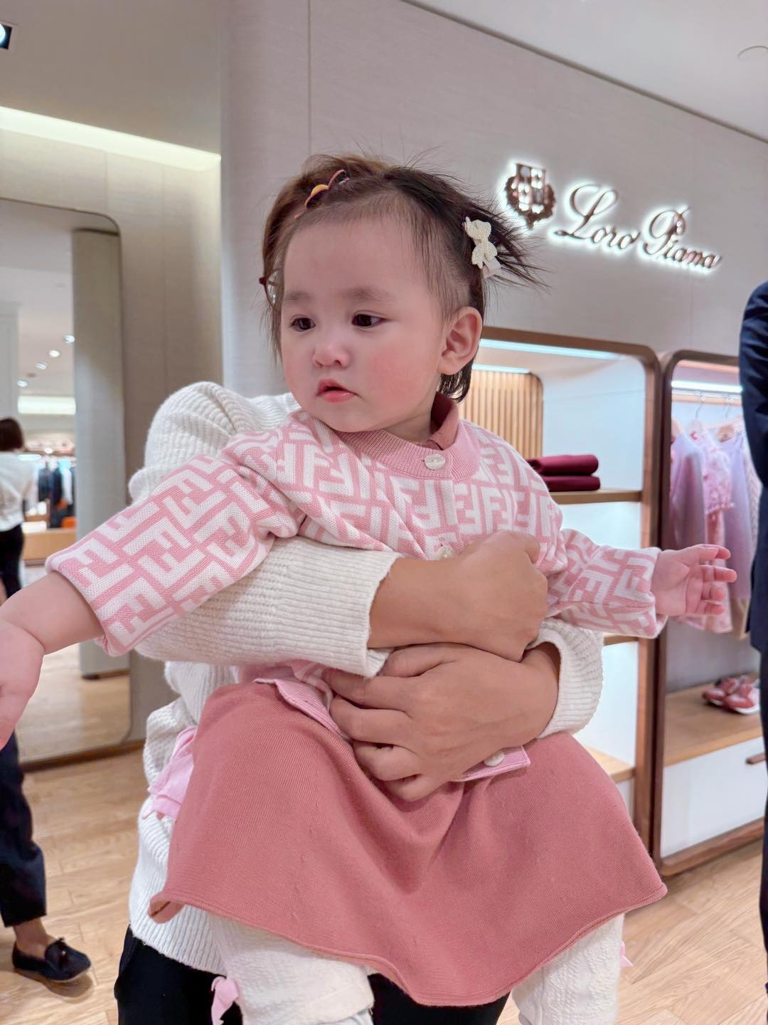 Vợ chồng Chi Bảo đưa hai nhóc tì đi săn đồ hiệu ở Anh - 6