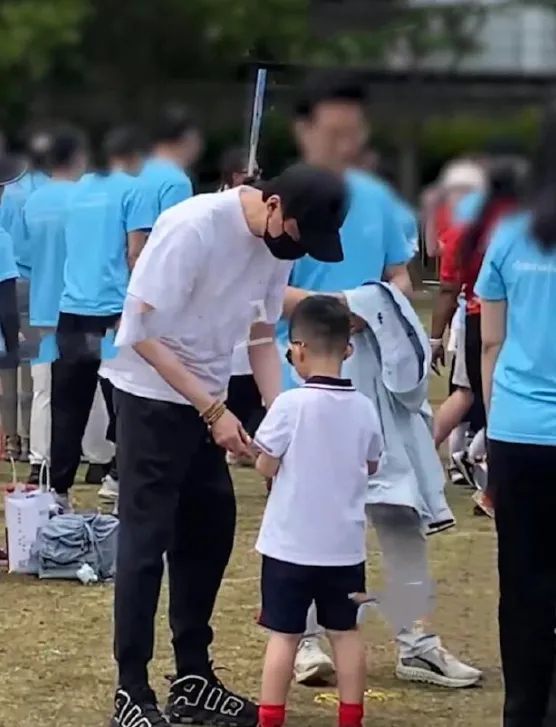 Phùng Thiệu Phong và con trai. Ảnh: Weibo