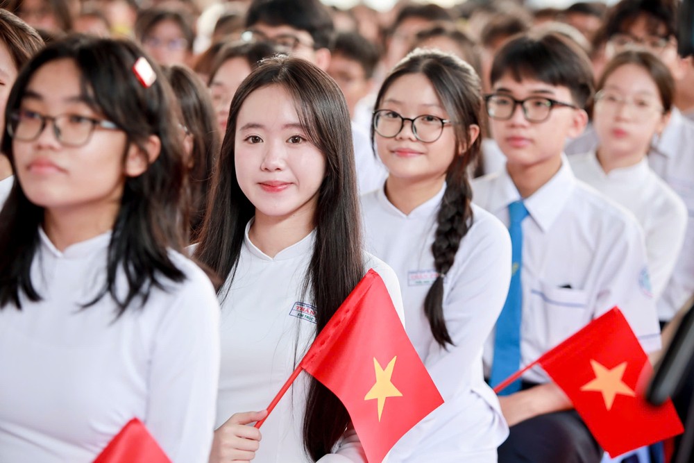 Học sinh Trường THPT Trần Phú, phường Phú Thọ Hoà trong lễ khai giảng năm học mới. Ảnh: NGUYỆT NHI