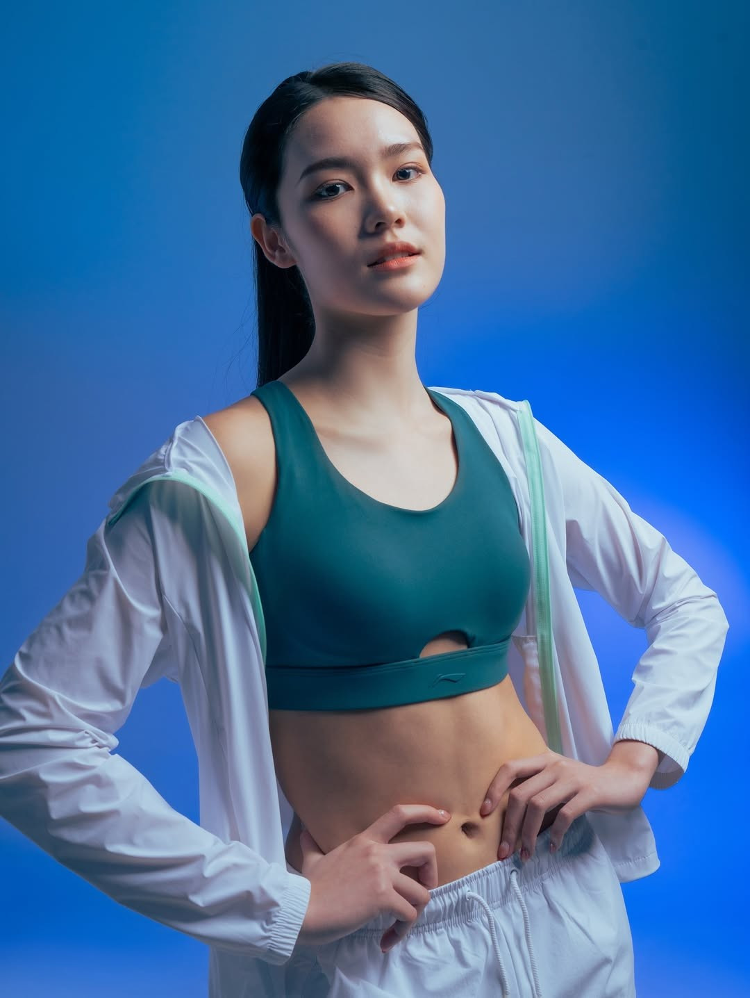Với làn da trắng mịn, đôi mắt to tròn biểu cảm và nụ cười tươi tắn, Pitchamon sở hữu nét đẹp đặc trưng của phụ nữ Đông Nam Á nhưng vẫn có riêng cho mình một sức hút khó cưỡng. (Ảnh: IGNV)